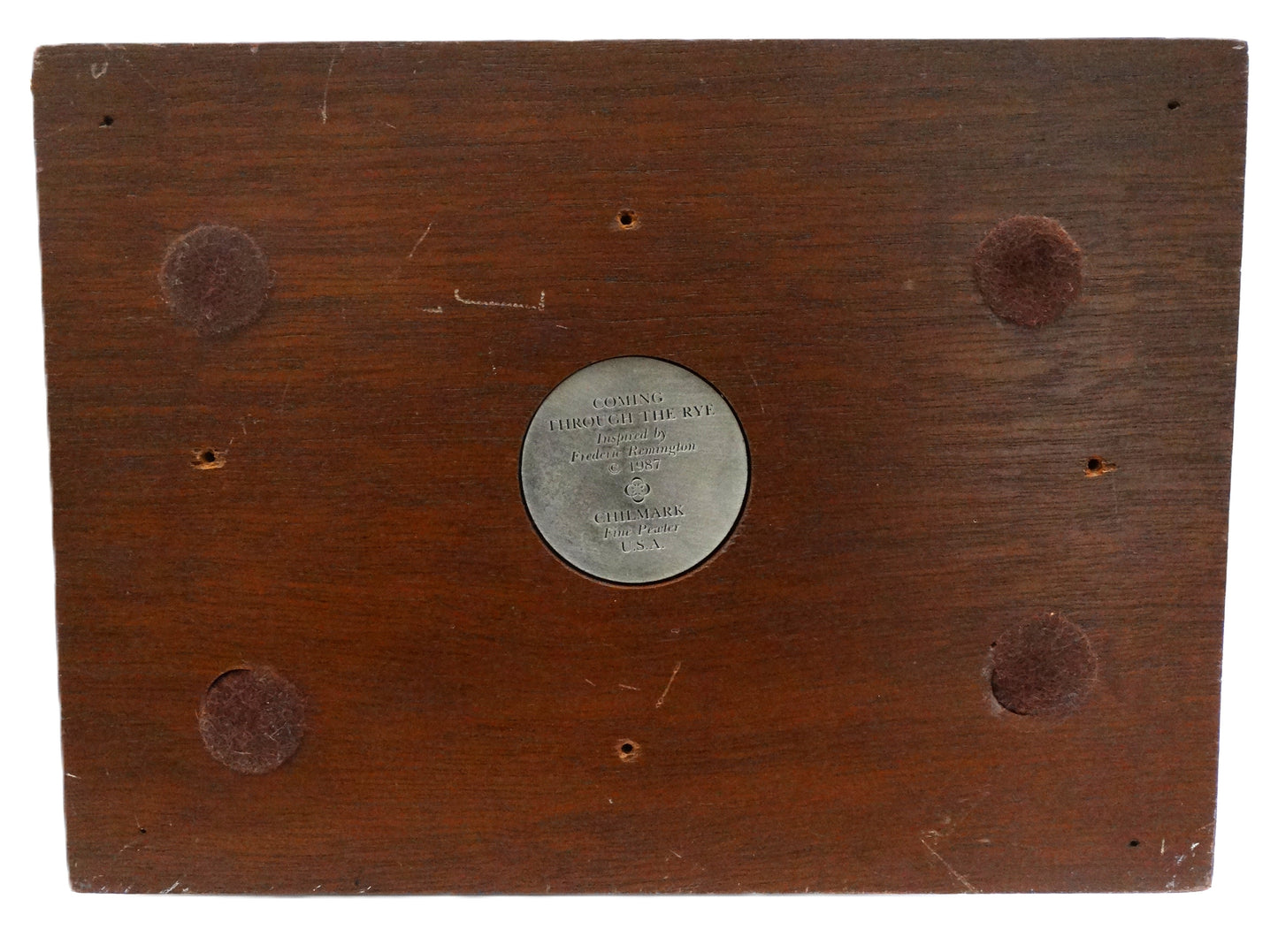 Sculpture “Coming Through the Rye” d’après Frédéric Remington – Édition limitée.
Vue intégrale dessous plaque en bois.