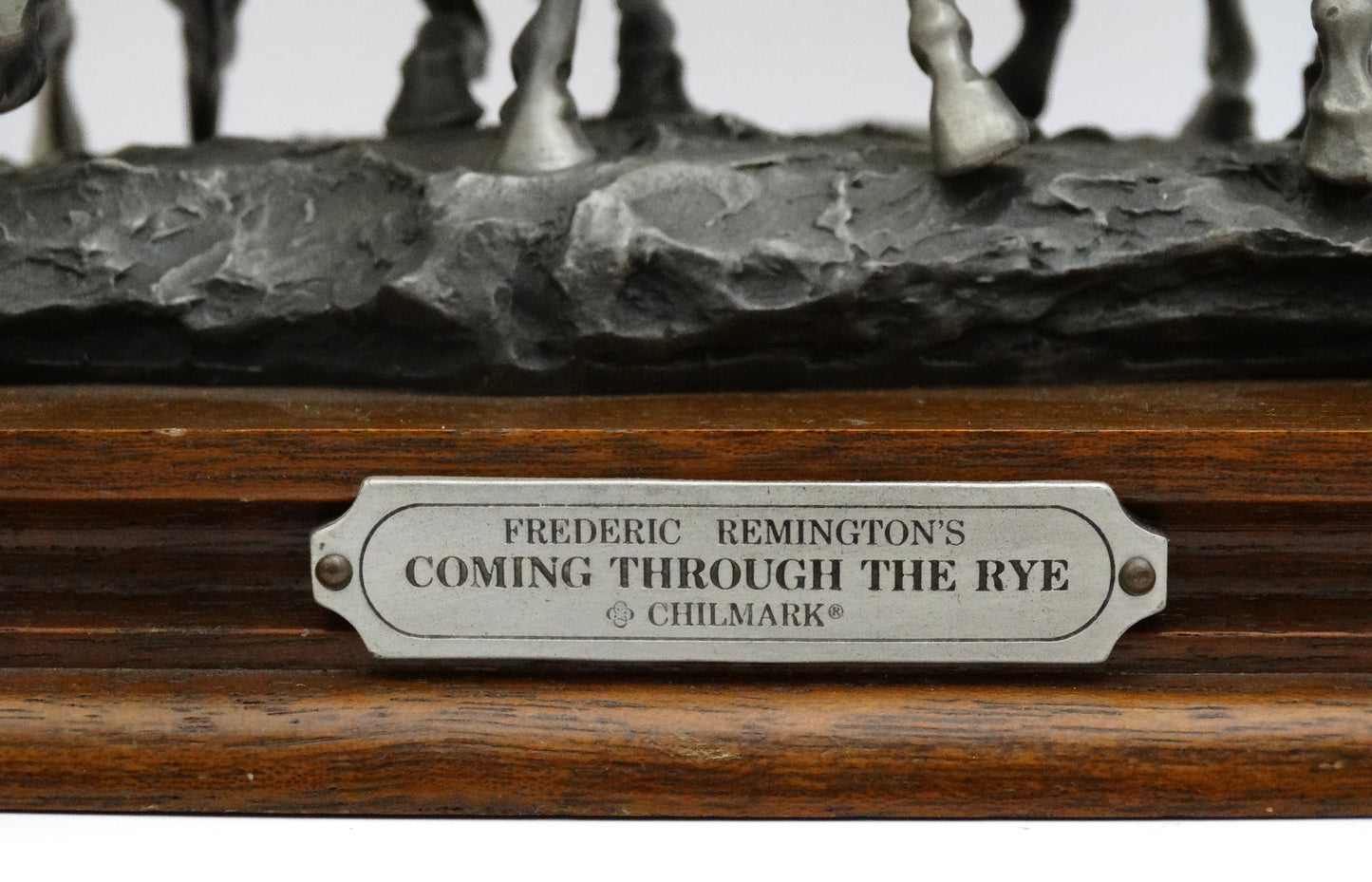 Sculpture “Coming Through the Rye” d’après Frédéric Remington – Édition limitée.
Zoom sur plaque CHILMARK.