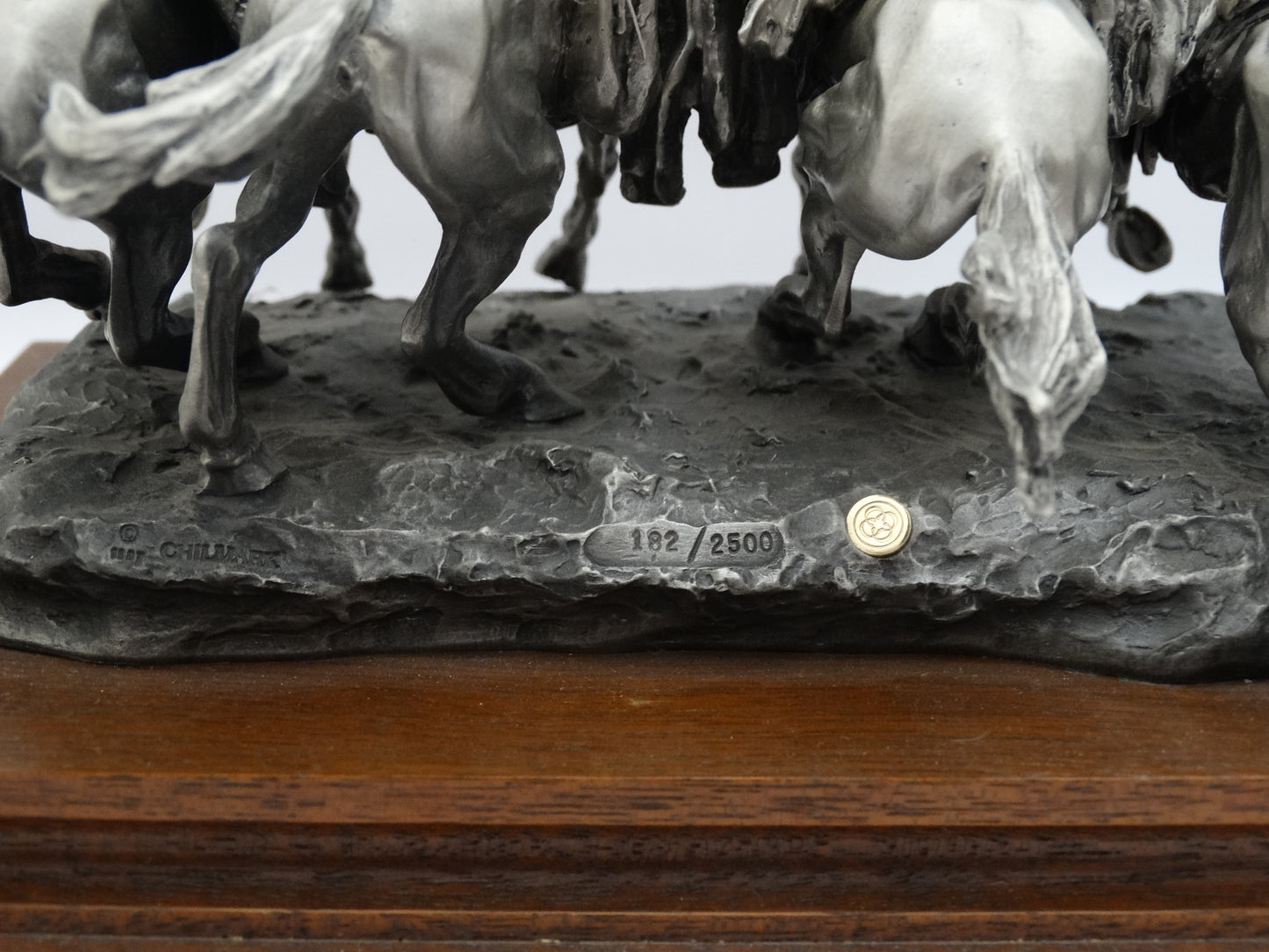 Sculpture “Coming Through the Rye” d’après Frédéric Remington – Édition limitée.
Zoom sur marquage et numéro de série.