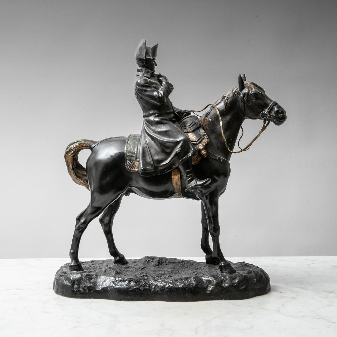 Vue de profil droit
Sculpture Napoléon à cheval en régule d’après Demange – 40 cm | La Maison des Braves