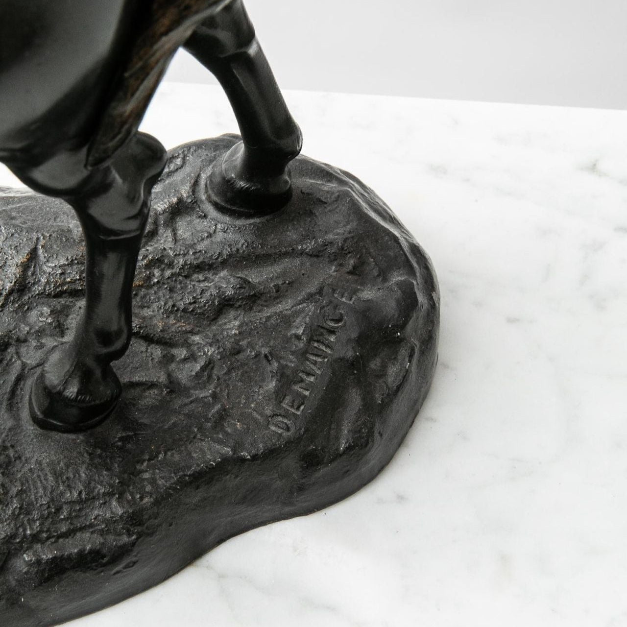 Signature sur terrasse
Sculpture Napoléon à cheval en régule d’après Demange – 40 cm | La Maison des Braves