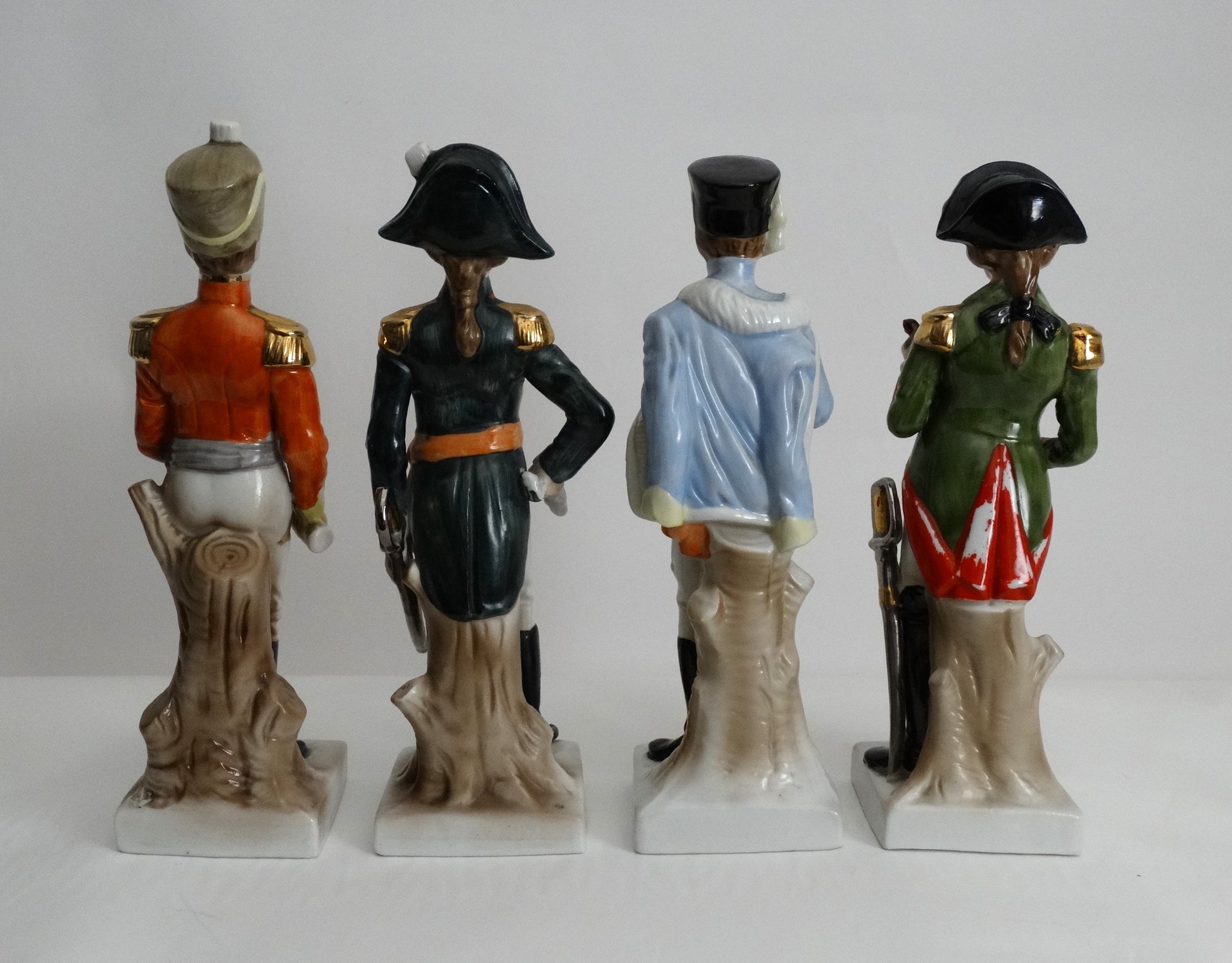 figurines Napoléon – Faïence fine de Desvres – 22 cm – Années 1960. Vue intégrale de dos.