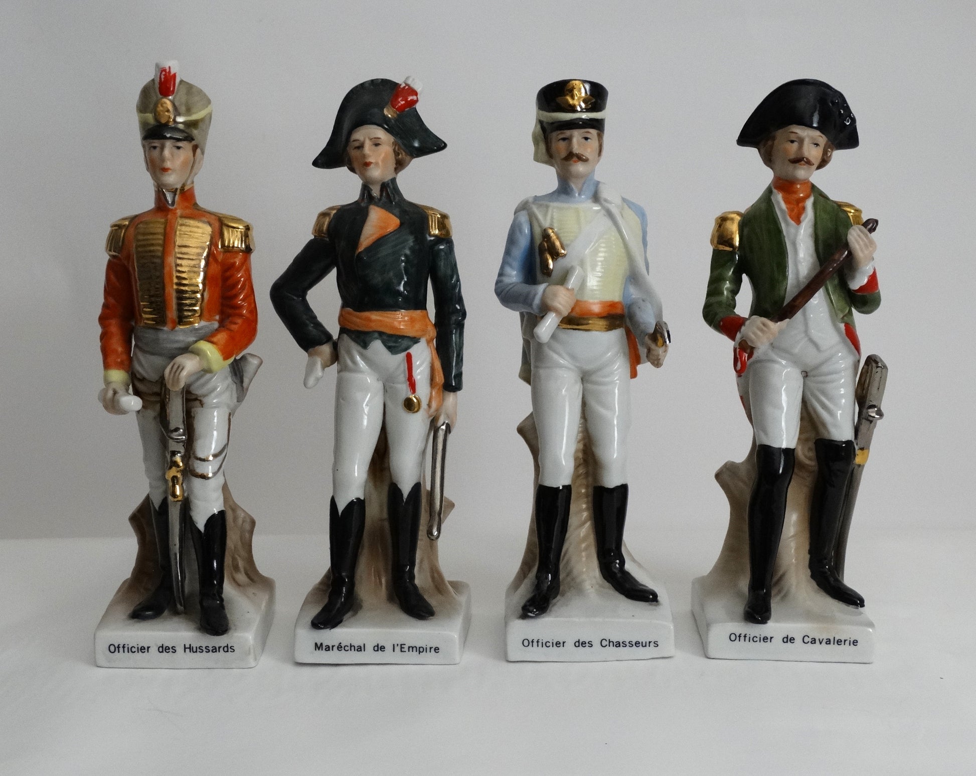 Figurines Empire – Faïence fine de Desvres – 22 cm – Années 1960. Vue intégrale de face.