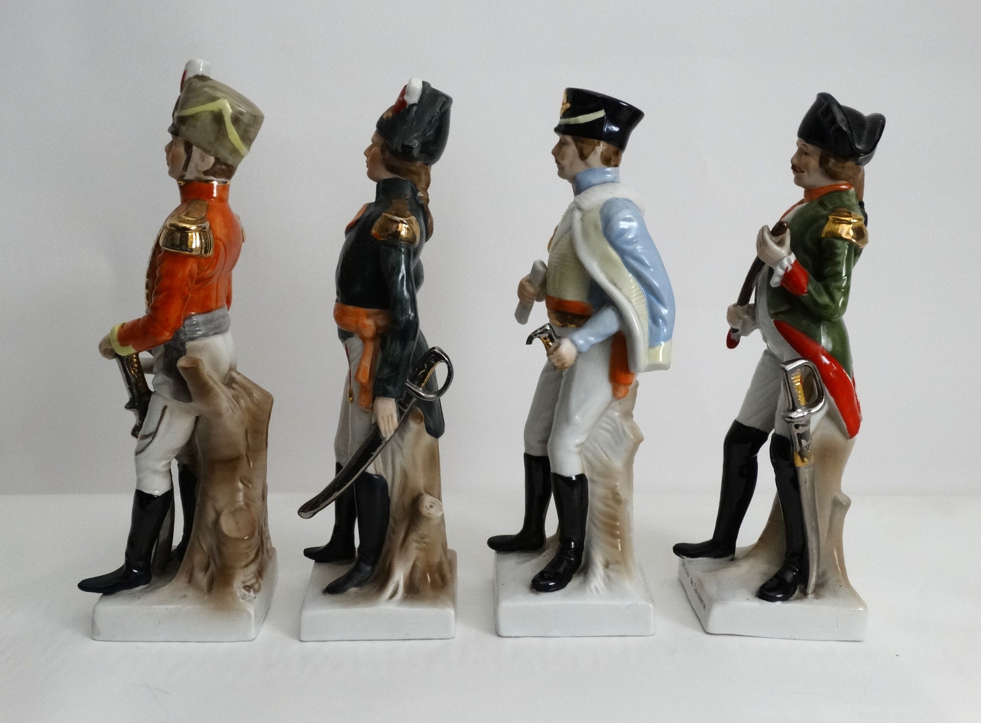 figurines Napoléon – Faïence fine de Desvres – 22 cm – Années 1960. Vue intégrale coté gauche.