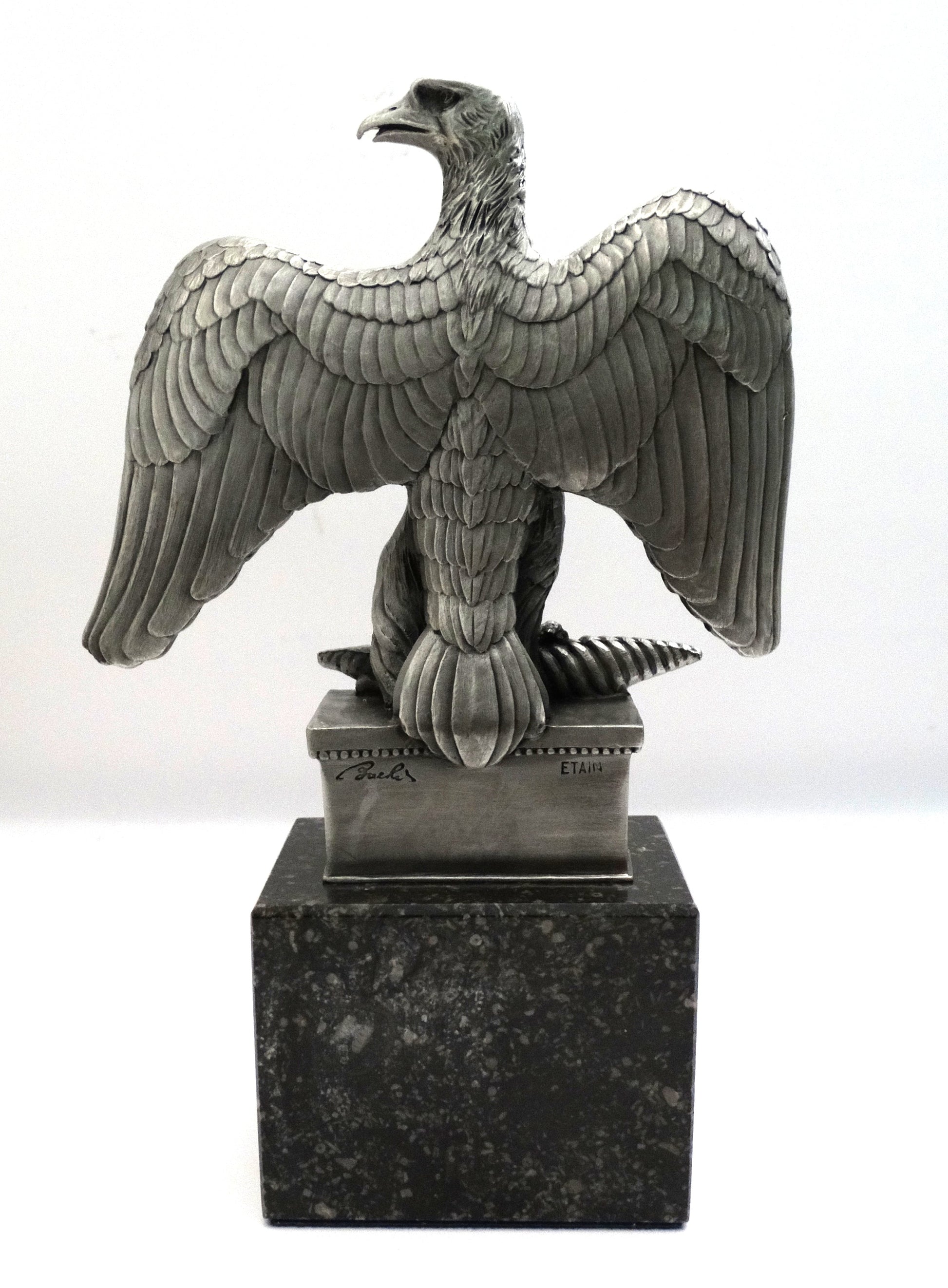 Aigle impériale- Les étains du prince.
Vue intégrale de dos.