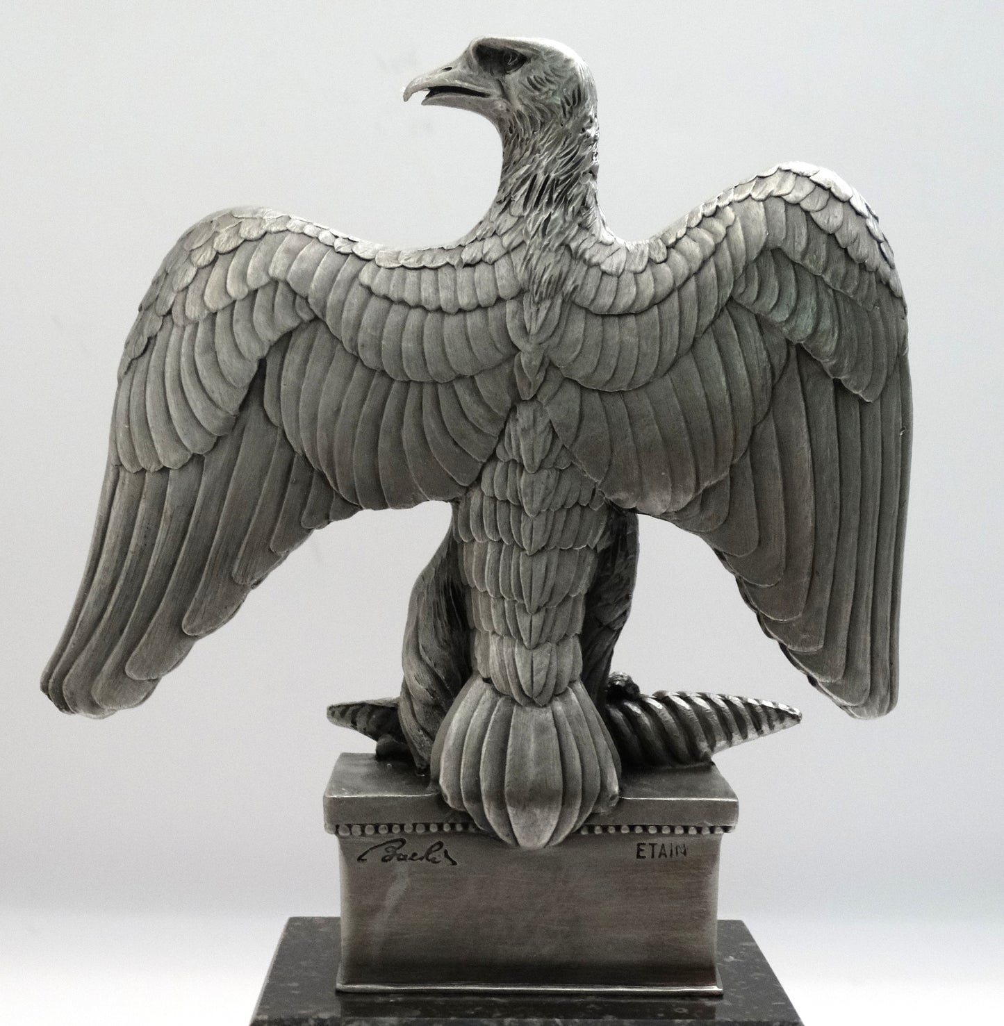 Aigle impériale- Les étains du prince.
Zoom sur aigle impériale de dos.