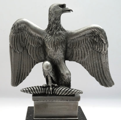 Aigle impériale- Les étains du prince.
Zoom sur aigle impériale de face.