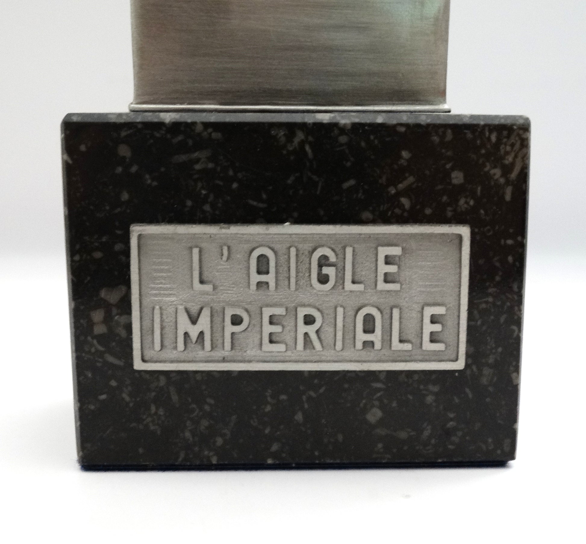 Aigle impériale- Les étains du prince.
Zoom sur socle et inscription L'aigle impériale.