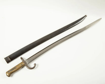 Baïonnette Chassepot 1866 Saint-Étienne 1876 | Fourreau monomatricule.
Vue intégrale hors fourreau face A