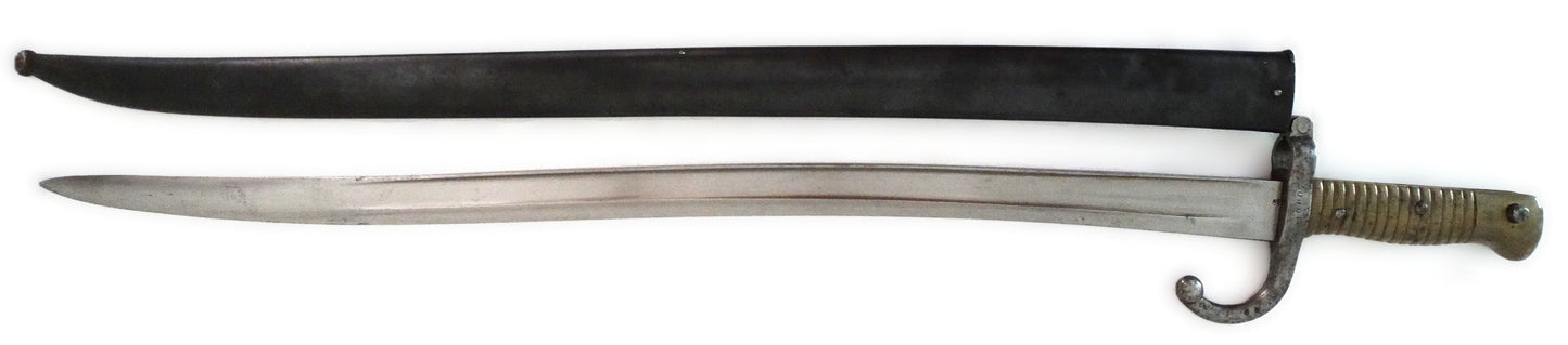 Baïonnette Chassepot 1866 Saint-Étienne 1876 | Fourreau monomatricule.
Vue intégrale hors fourreau face B1