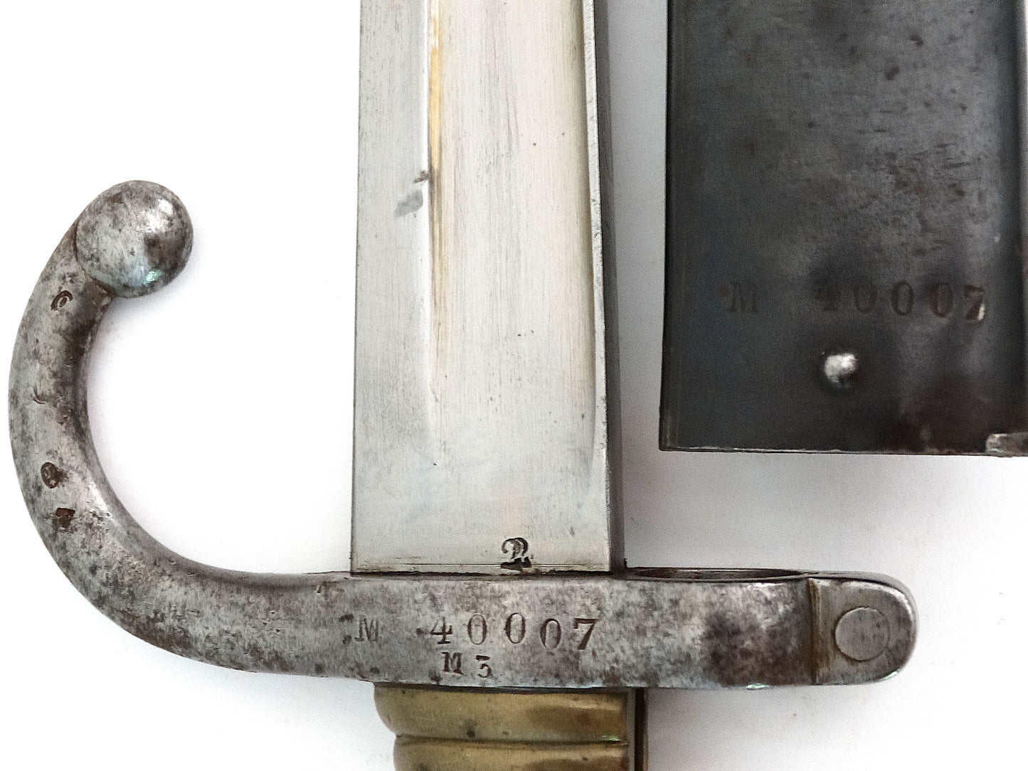 Baïonnette Chassepot 1866 Saint-Étienne 1876 | Fourreau monomatricule.
Zoom sur marquages