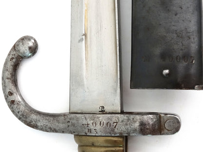 Baïonnette Chassepot 1866 Saint-Étienne 1876 | Fourreau monomatricule.
Zoom sur marquages
