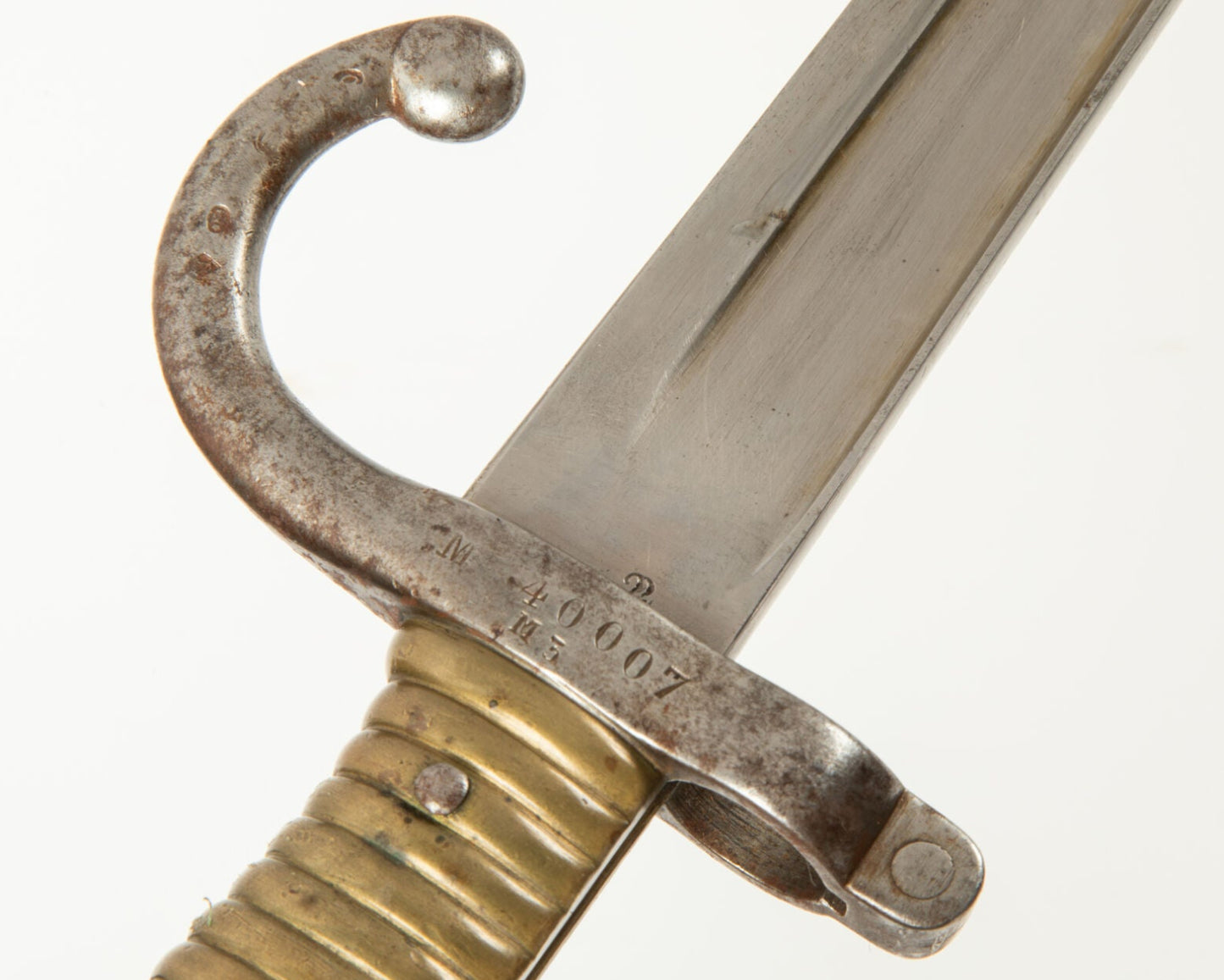 Baïonnette Chassepot 1866 Saint-Étienne 1876 | Fourreau monomatricule
Zoom artistique sur marquages
