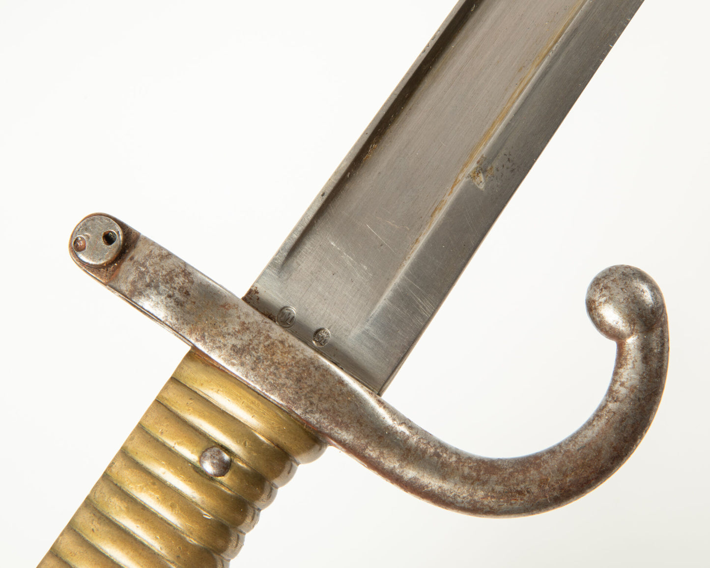 Baïonnette Chassepot 1866 Saint-Étienne 1876 | Fourreau monomatricule.
Zoom sur poinçons de lame