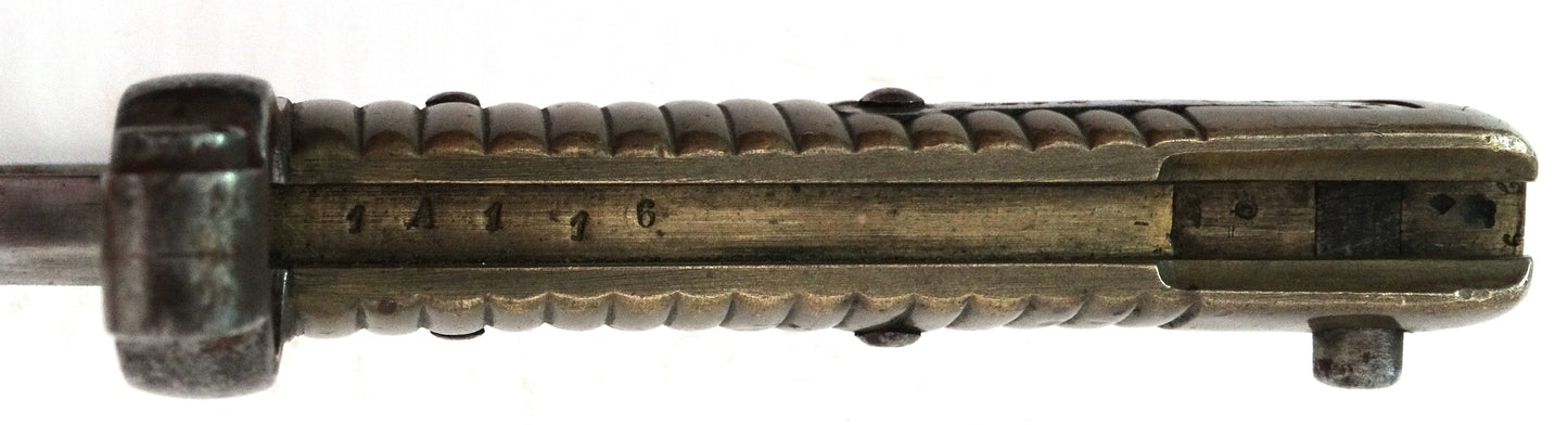 Baïonnette Chassepot 1866 Saint-Étienne 1876 | Fourreau monomatricule.
Zoom sur poignée face D