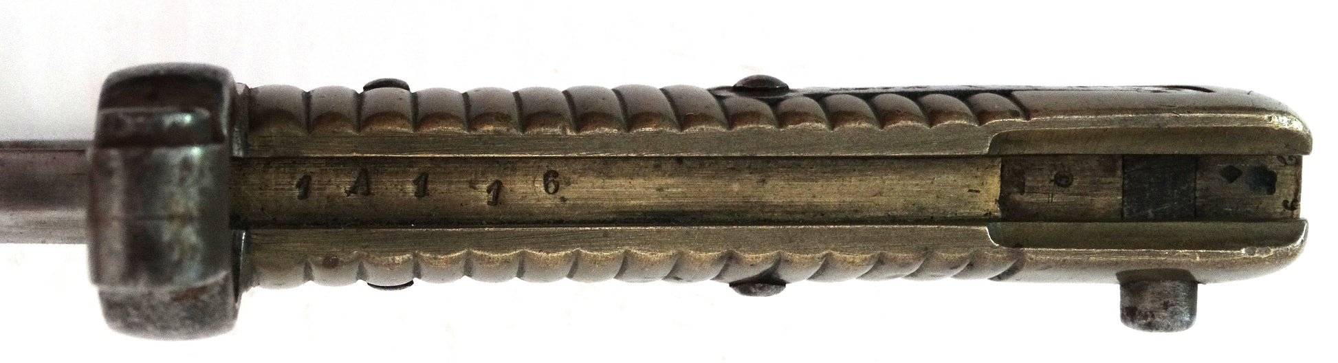 Baïonnette Chassepot 1866 Saint-Étienne 1876 | Fourreau monomatricule.
Zoom sur poignée face D