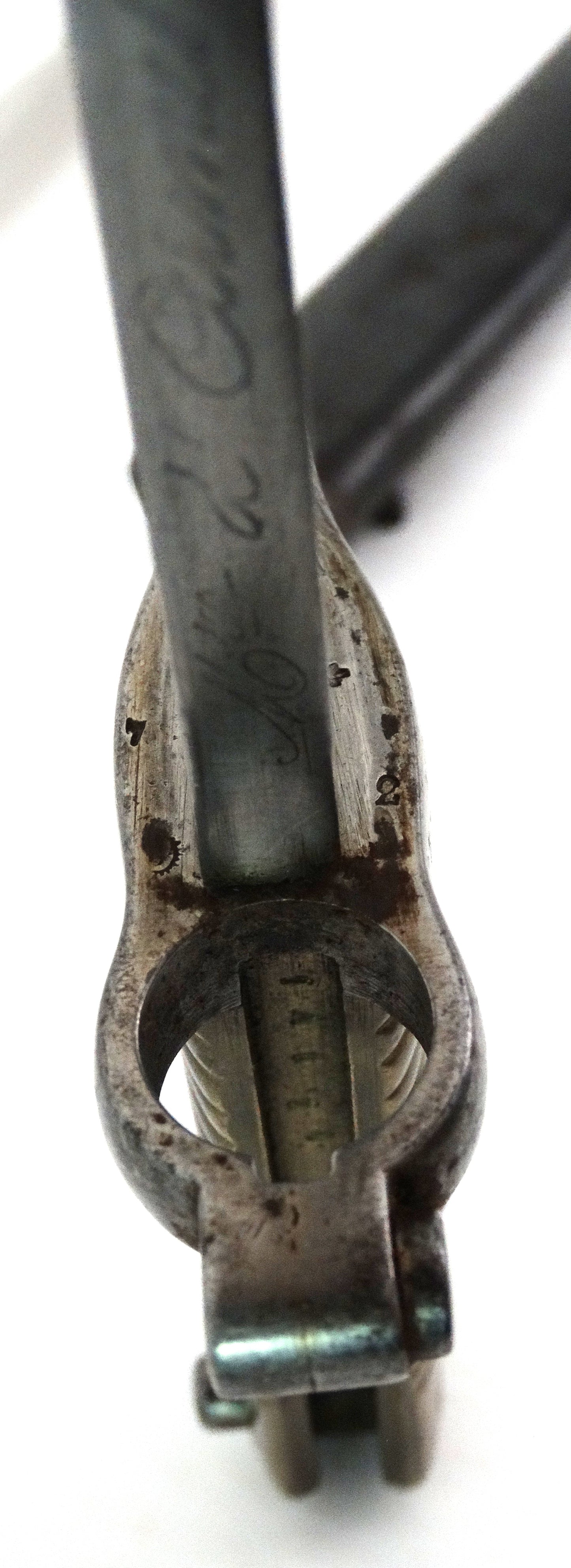 Baïonnette Chassepot 1866 Saint-Étienne 1876 | Fourreau monomatricule.
Zoom sur dessus de la poignée 