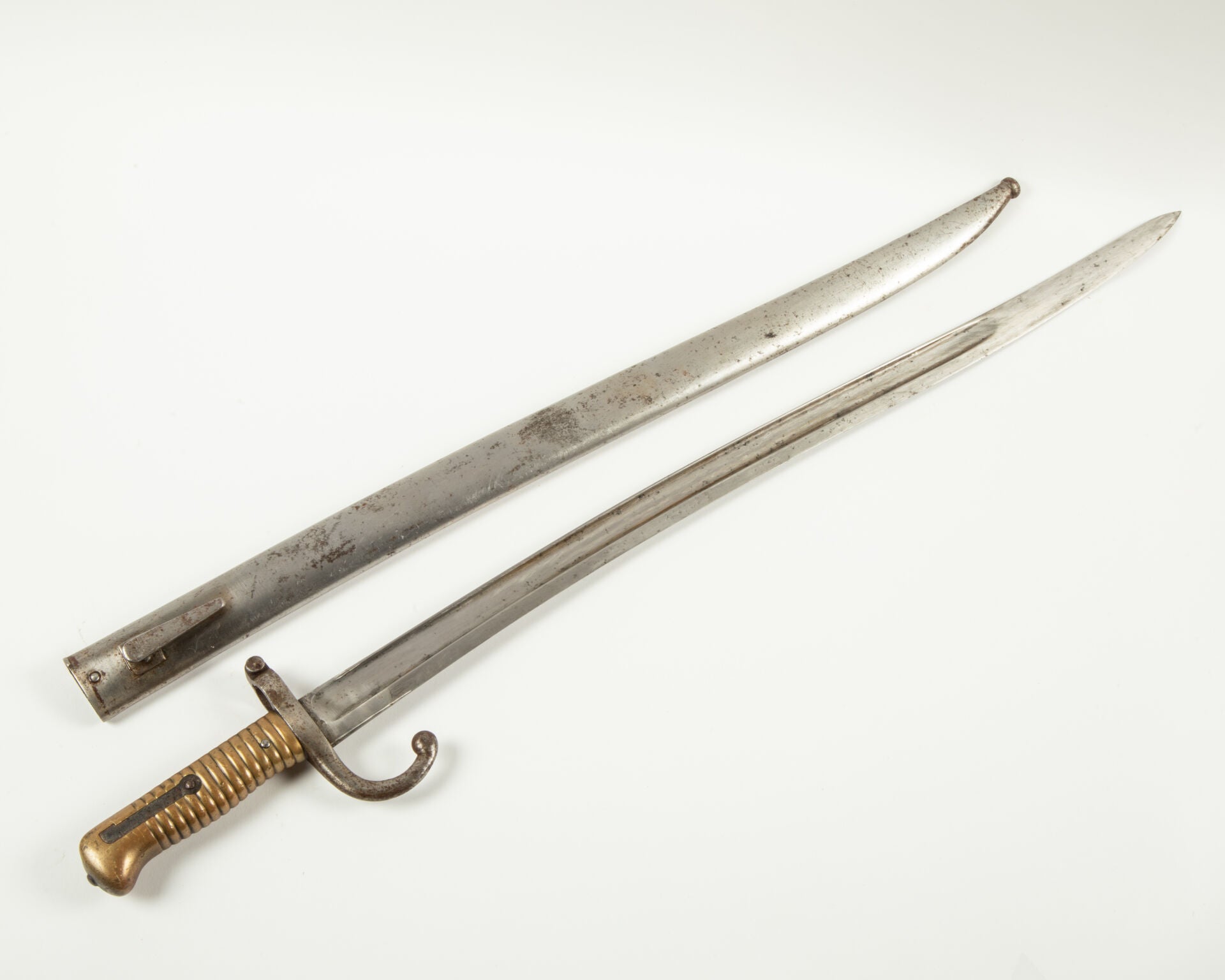Baïonnette Chassepot Modèle 1866 Châtellerault 1867 | Prise de guerre allemande.
Vue intégrale face A hors fourreau.