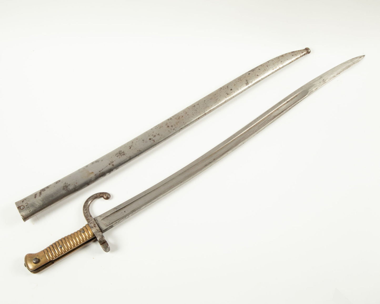 Baïonnette Chassepot Modèle 1866 Châtellerault 1867 | Prise de guerre allemande.
Vue intégrale face B hors fourreau.