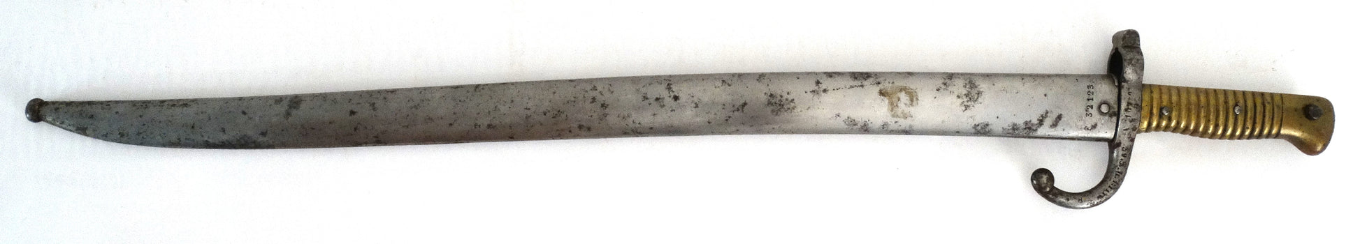 Baïonnette Chassepot Modèle 1866 Châtellerault 1867 | Prise de guerre allemande.
Vue intégrale dans son fourreau.