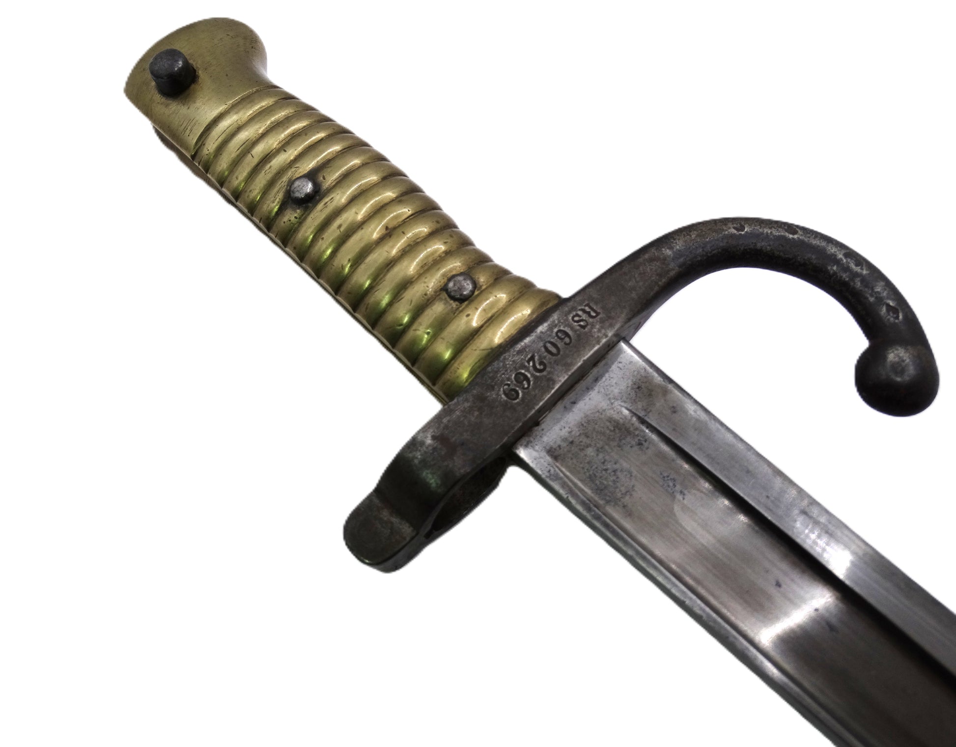 Baïonnette Chassepot Modèle 1866 – Second Empire. Zoom sur manche laiton, quillon avec multiple poinçons et numéro de série.