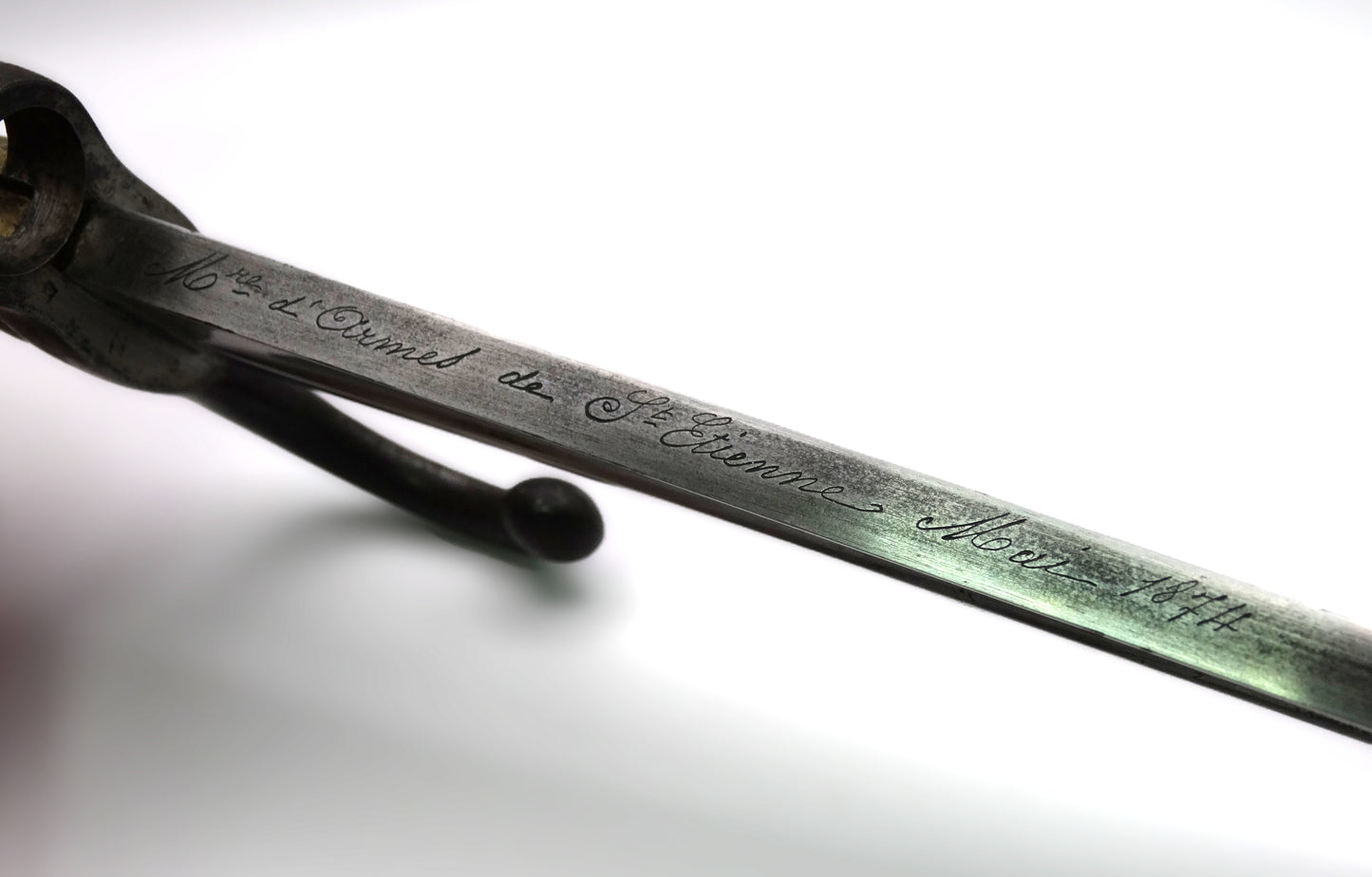 Baïonnette Chassepot Modèle 1866 – Second Empire. Zoom sur marquage de lame ' Manufacture d'armes de St Etienne Mai 1874 '.