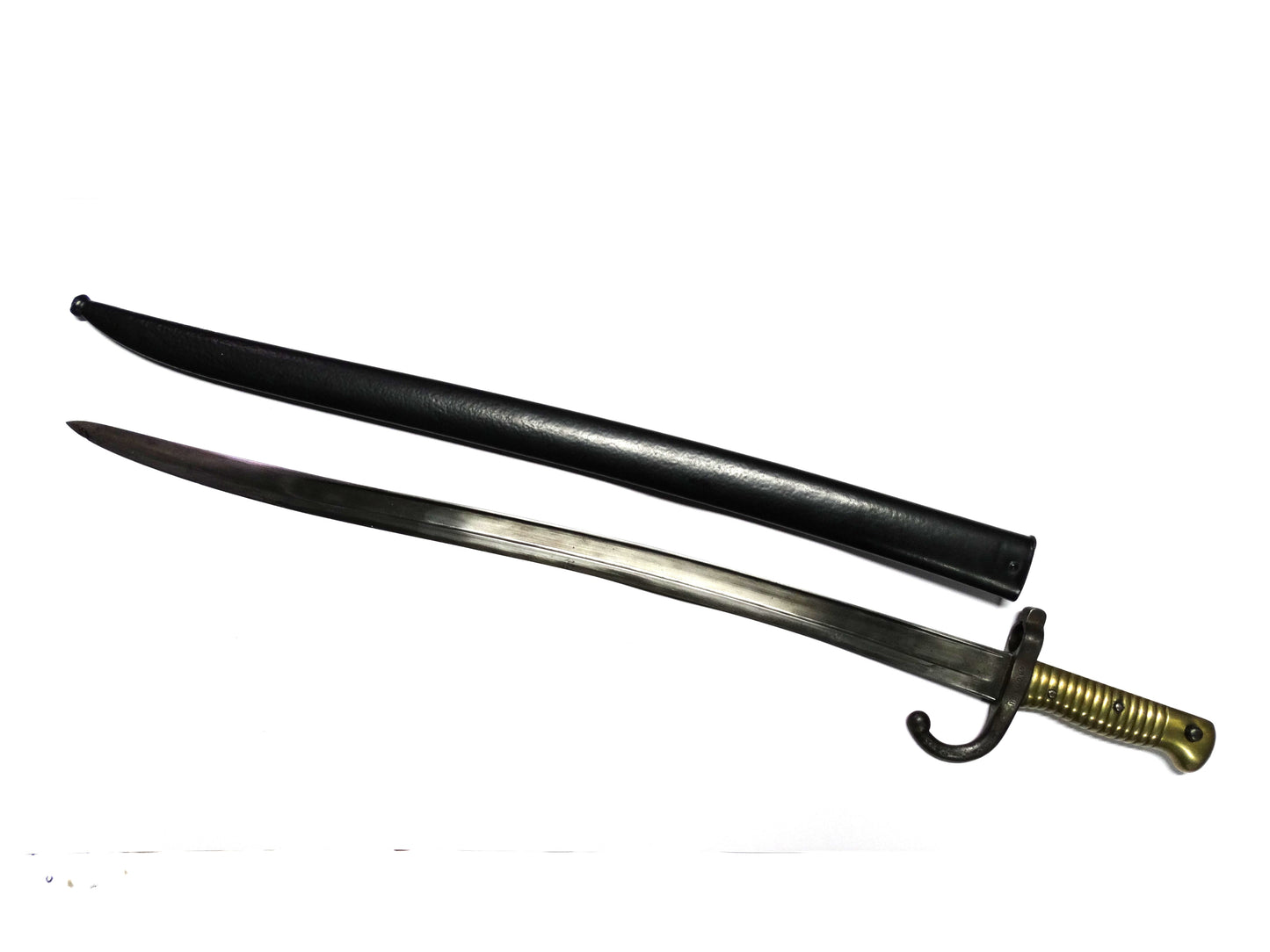 Baïonnette Chassepot Modèle 1866 – Second Empire. Vue intégrale avec son fourreau coté gauche.