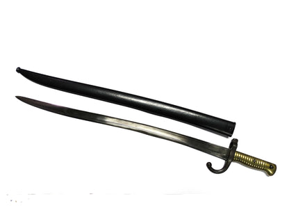 Baïonnette Chassepot Modèle 1866 – Second Empire. Vue intégrale avec son fourreau coté gauche.