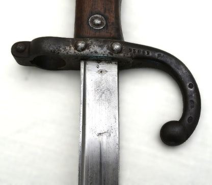Baïonnette Gras modèle 1874 avec poignée laiton et noyer, croisière à quillon et fourreau bronzé. Quillon numéroté et poinçonné, pièce originale de l’époque IIIᵉ République