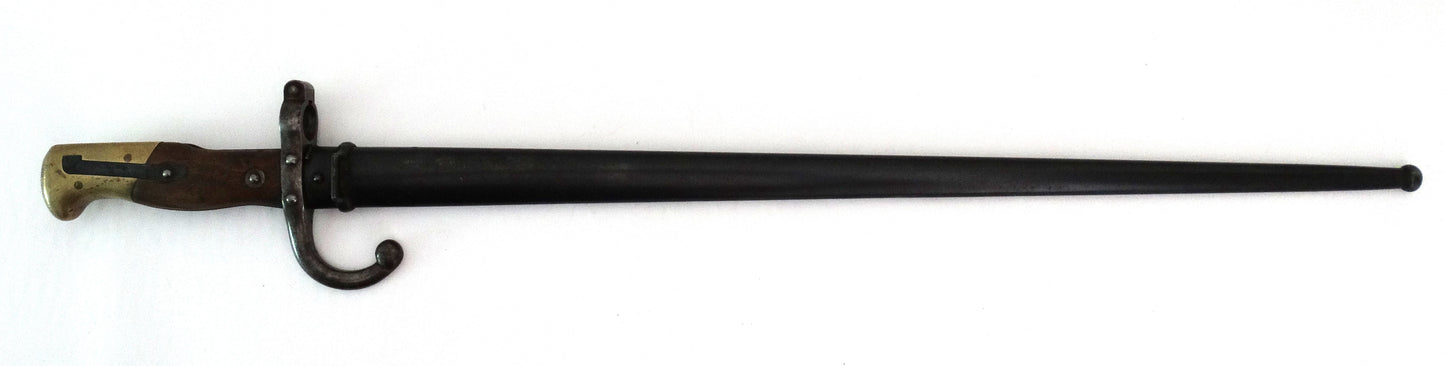 Baïonnette Gras Modèle 1874 avec fourreau Monomatricule. Vue intégrale dans fourreau.