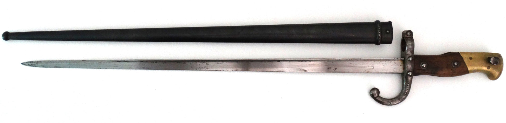 Baïonnette Gras Modèle 1874 avec fourreau Monomatricule.
Vue intégrale hors fourreau face B.