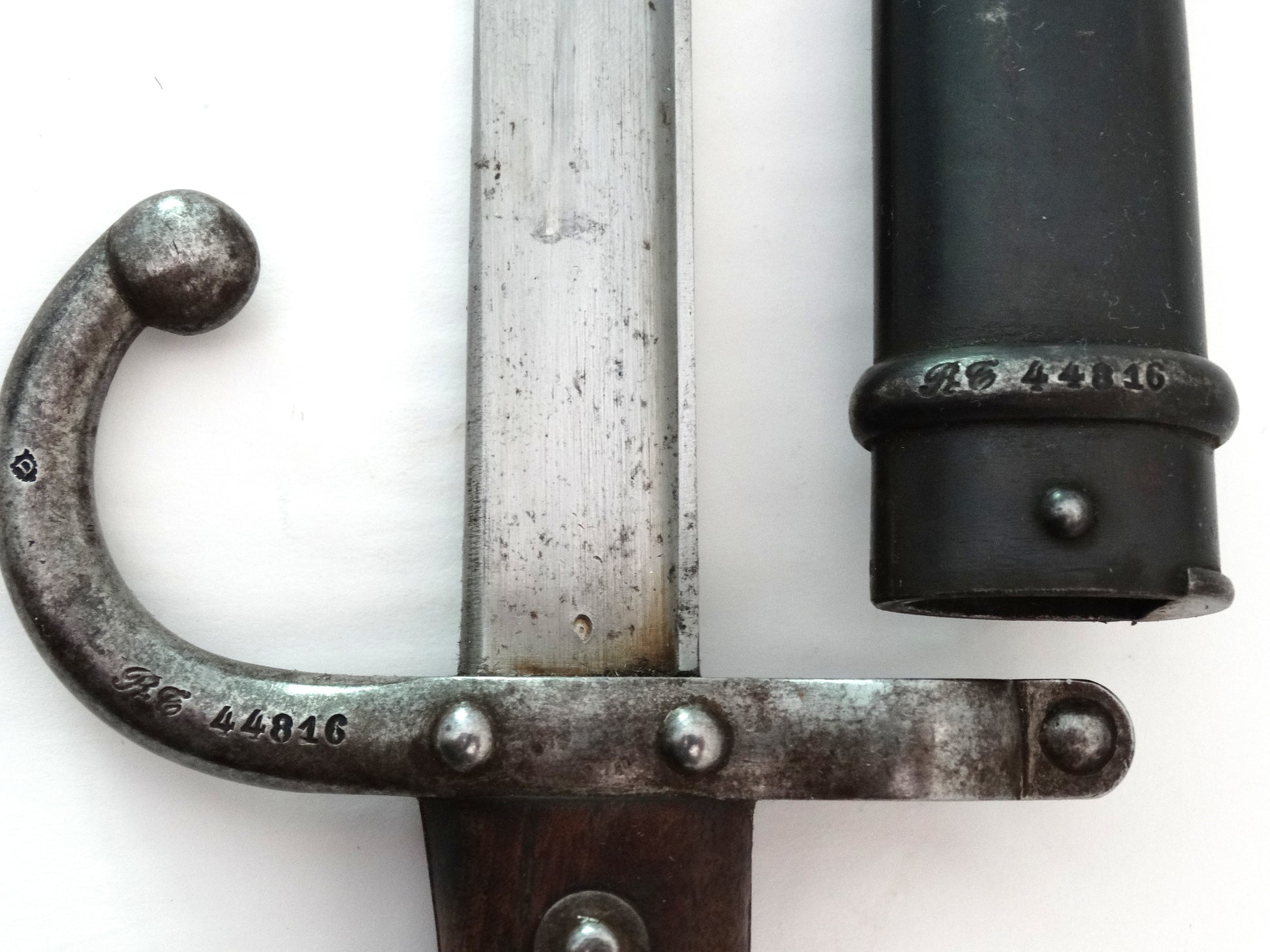 Baïonnette Gras Modèle 1874 avec fourreau Monomatricule.
Zoom sur marquages.