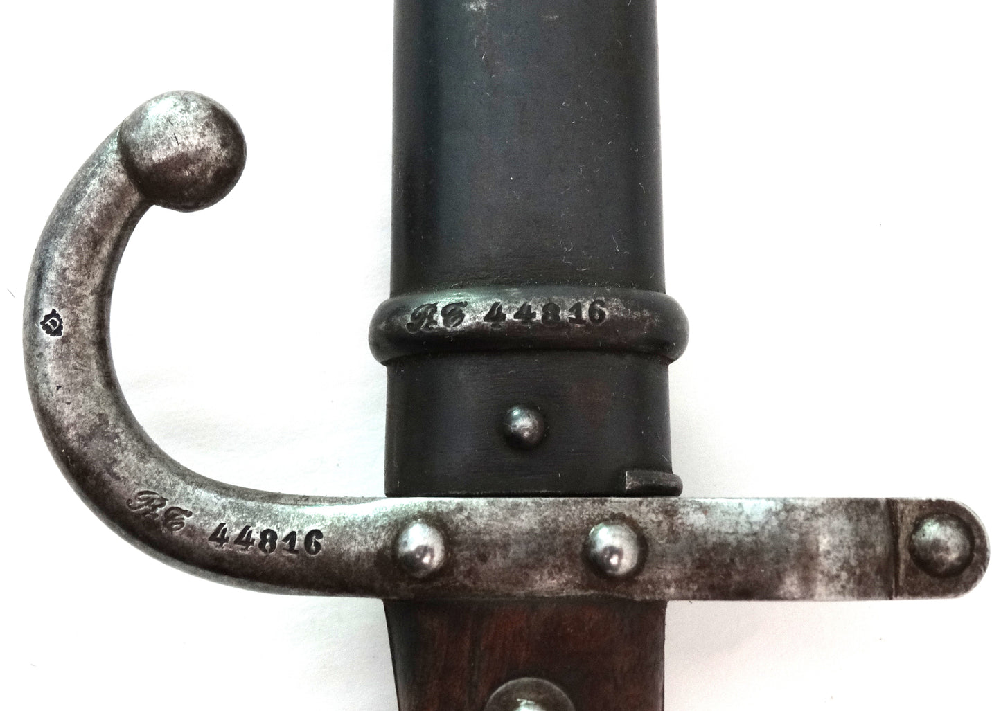 Baïonnette Gras Modèle 1874 avec fourreau Monomatricule.
Zoom artistique avec numéro de série.