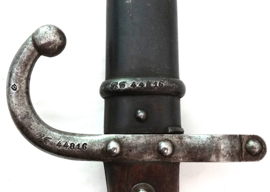 Baïonnette Gras Modèle 1874 avec fourreau Monomatricule.
Zoom artistique avec numéro de série.