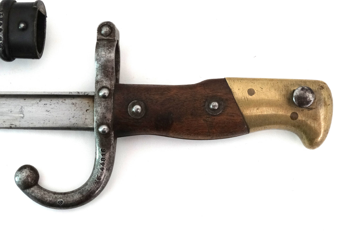 Baïonnette Gras Modèle 1874 avec fourreau Monomatricule.
Zoom sur manche face A.