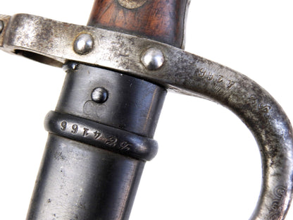 Baïonnette Gras modèle 1874 Marine mono matricule. Zoom sur quillon et fourreau, multiple poinçons et  et numéro  de série, monomatricule.