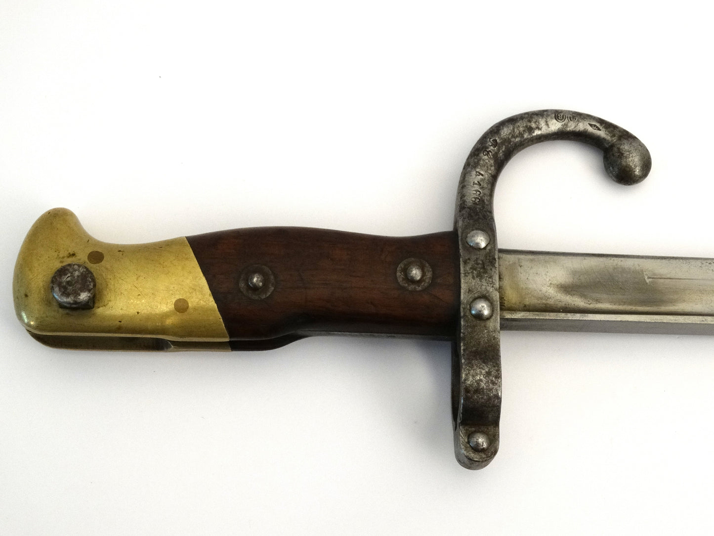 Baionnette Gras avec fourreau monomatricule  Mdl 1874 de Marine. Zoom sur manche coté gauche et marquage multiple.