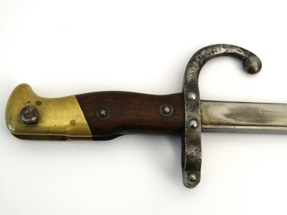 Baionnette Gras avec fourreau monomatricule  Mdl 1874 de Marine. Zoom sur manche coté gauche et marquage multiple.