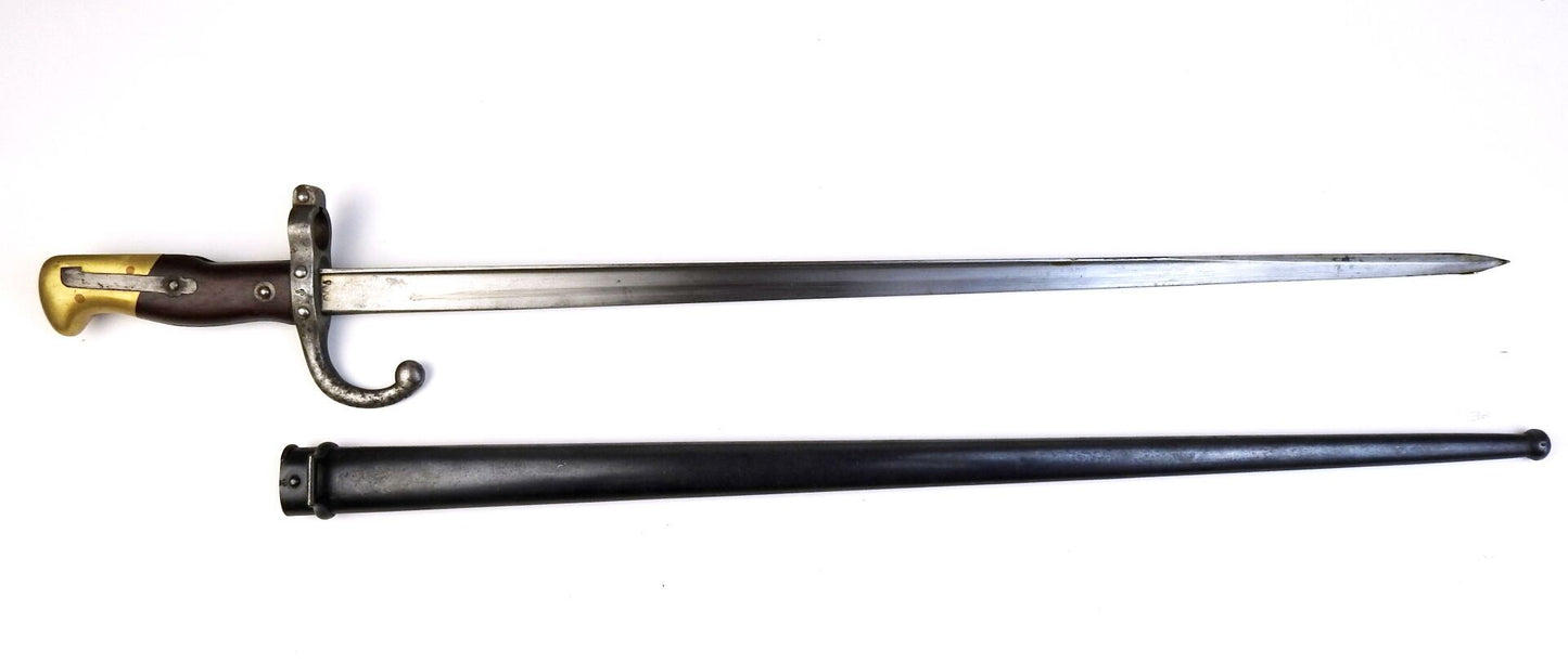 Baionnette Gras avec fourreau monomatricule  Mdl 1874 de Marine. Vue intégral coté droit avec son fourreau.