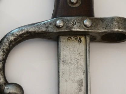 Baionnette Gras avec fourreau monomatricule  Mdl 1874 de Marine.  Zoom sur poinçons de contrôleurs et ancre marine.