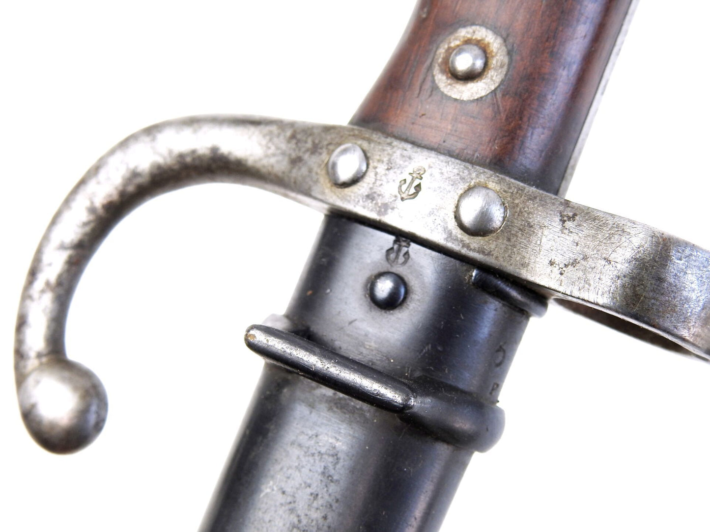 Baionnette Gras avec fourreau monomatricule  Mdl 1874 de Marine. Zoom sur ancre marine sur garde et fourreau.