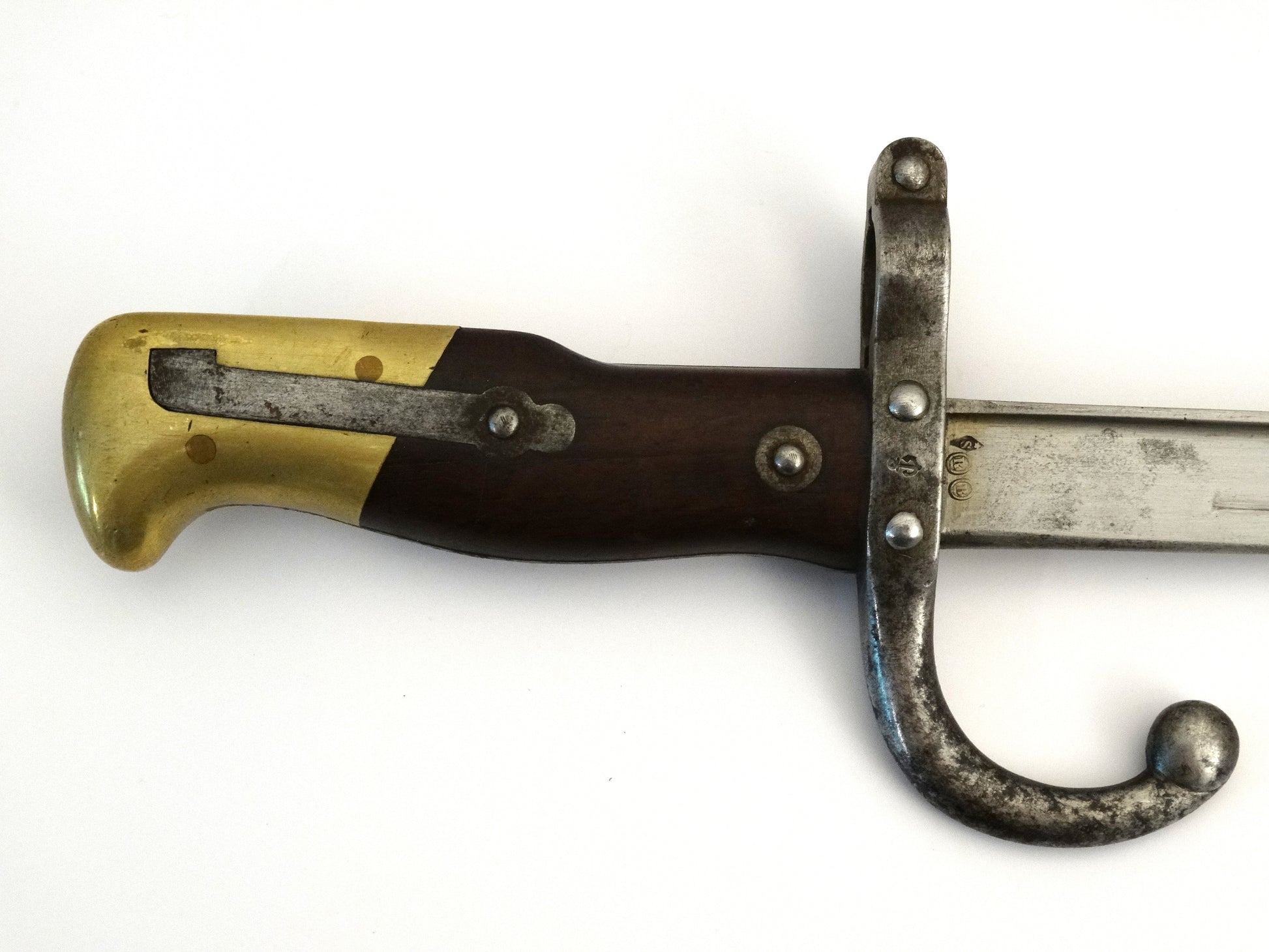 Baionnette Gras avec fourreau monomatricule  Mdl 1874 de Marine. Zoom sur manche coté droit, ancre de marine et poinçons des contrôleurs.