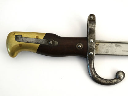 Baionnette Gras avec fourreau monomatricule  Mdl 1874 de Marine. Zoom sur manche coté droit, ancre de marine et poinçons des contrôleurs.