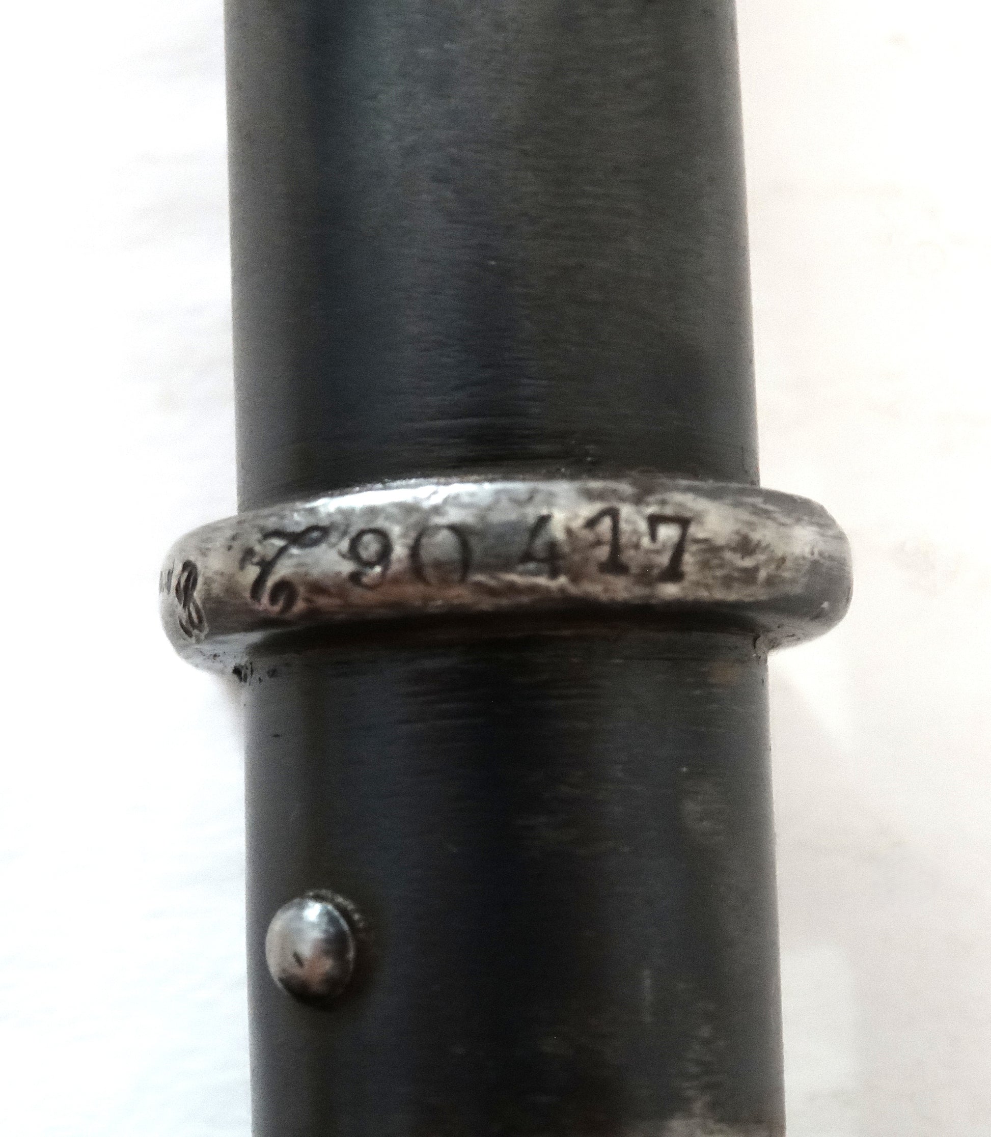 Baïonnette Lebel 1886-93-15 raccourcie | Réemploi allemand WW1 | Rosalie.
Zoom sur matricule du fourreau