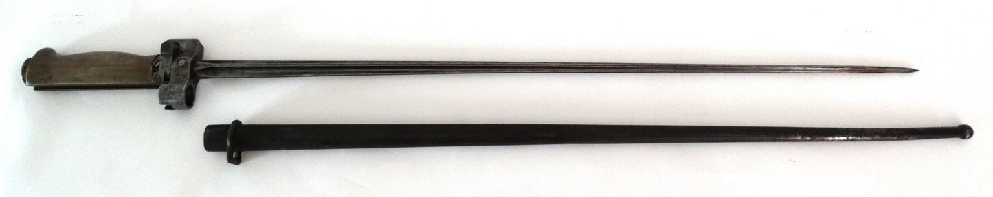 Baïonnette Lebel « Rosalie » – Modèle 1886-15 avec fourreau.
Vue intégrale hors fourreau coté gauche.