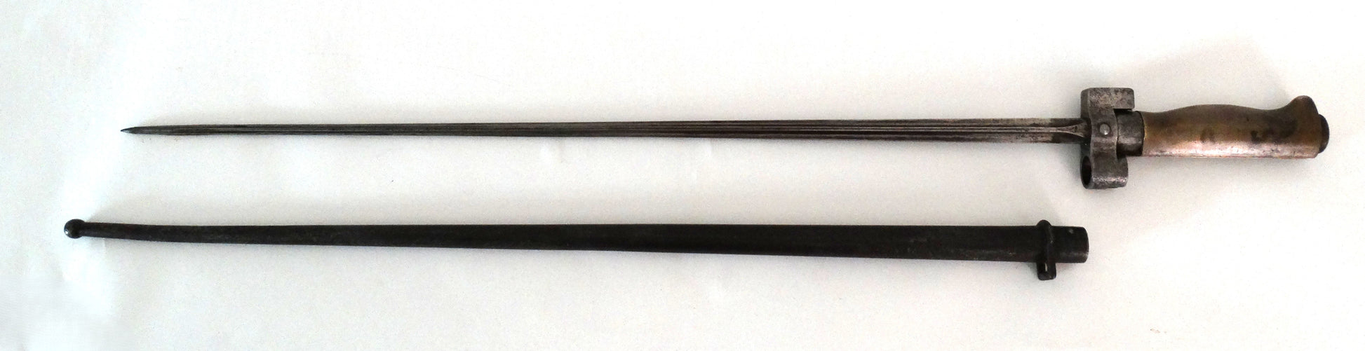 Baïonnette Lebel « Rosalie » – Modèle 1886-15 avec fourreau.
Vue intégrale hors fourreau coté droit.