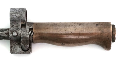 Baïonnette Lebel « Rosalie » – Modèle 1886-15 avec fourreau.
Zoom manche coté gauche.