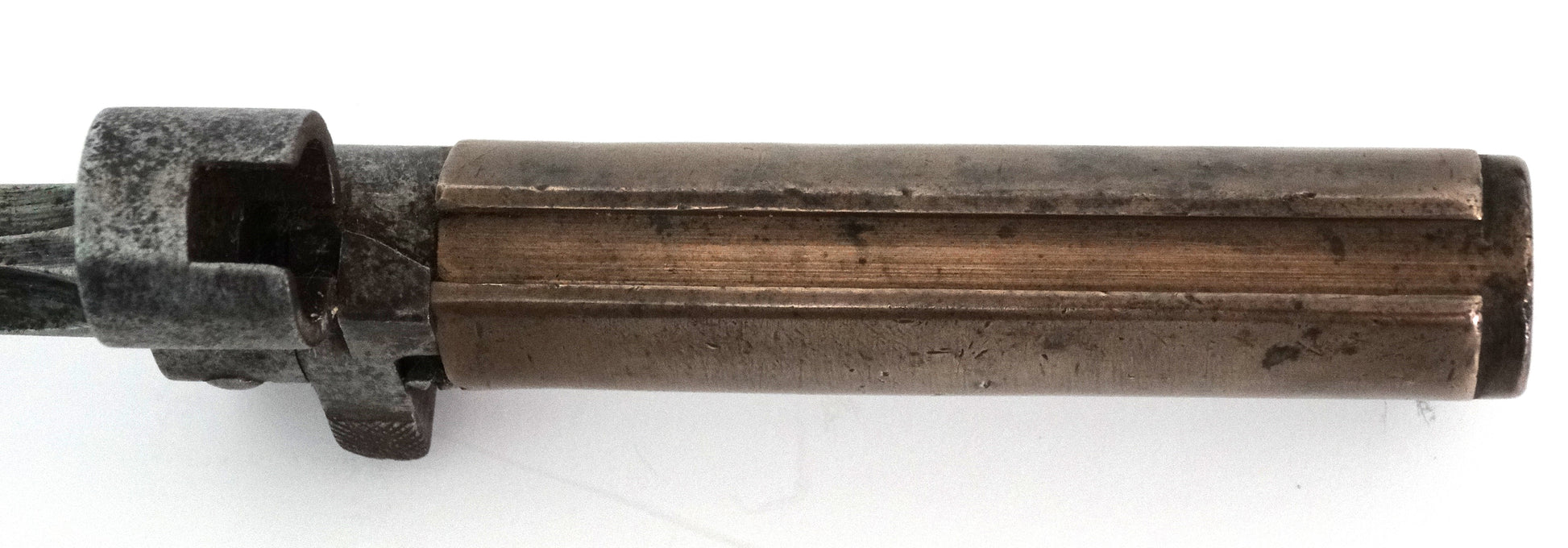 Baïonnette Lebel « Rosalie » – Modèle 1886-15 avec fourreau.
Zoom manche rail de fixation.