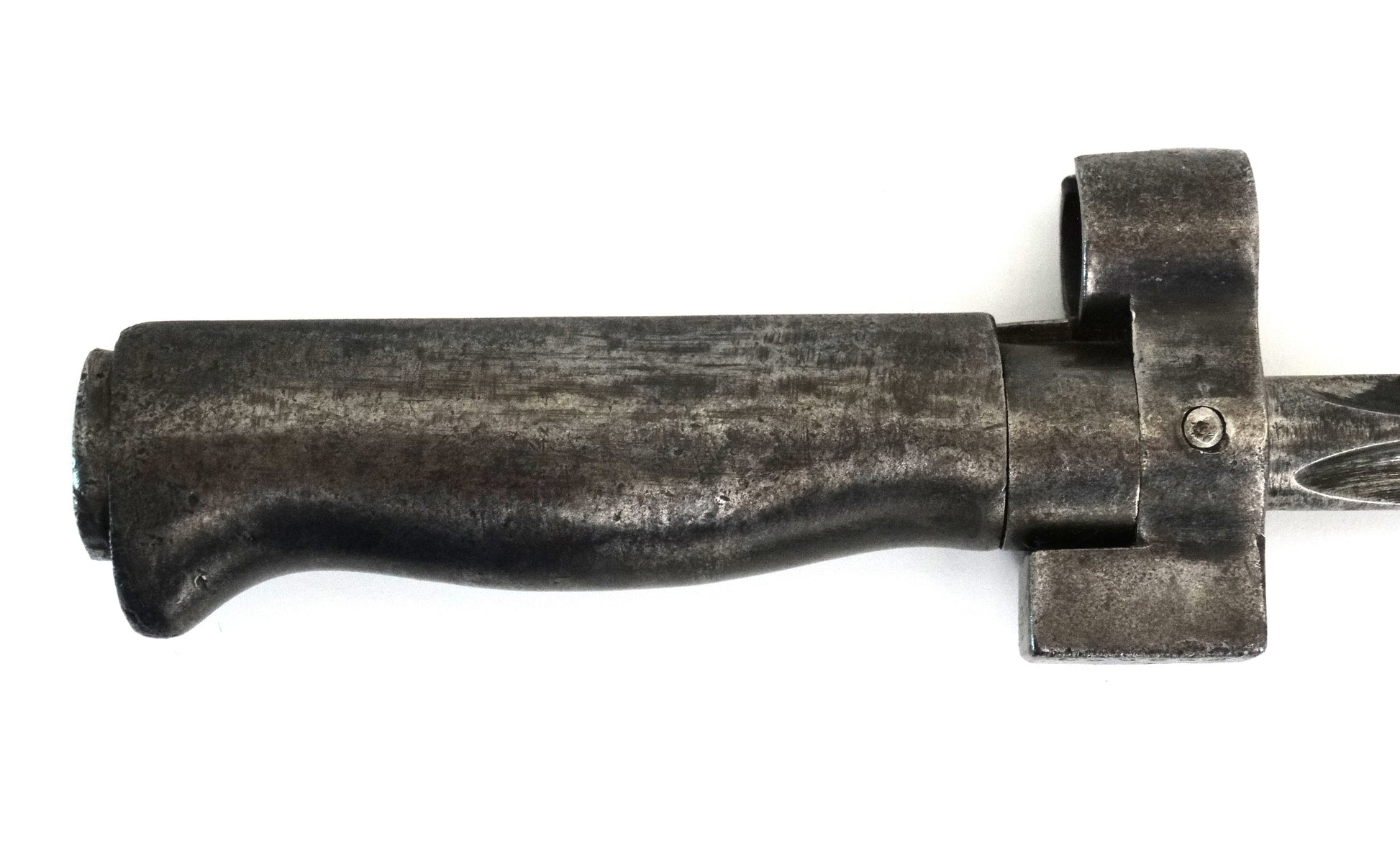 Baïonnette Lebel Rosalie Raccourcie Lame 33 cm – Manche Maillechort – Marquage J G.
Zoom sur manche coté droit.