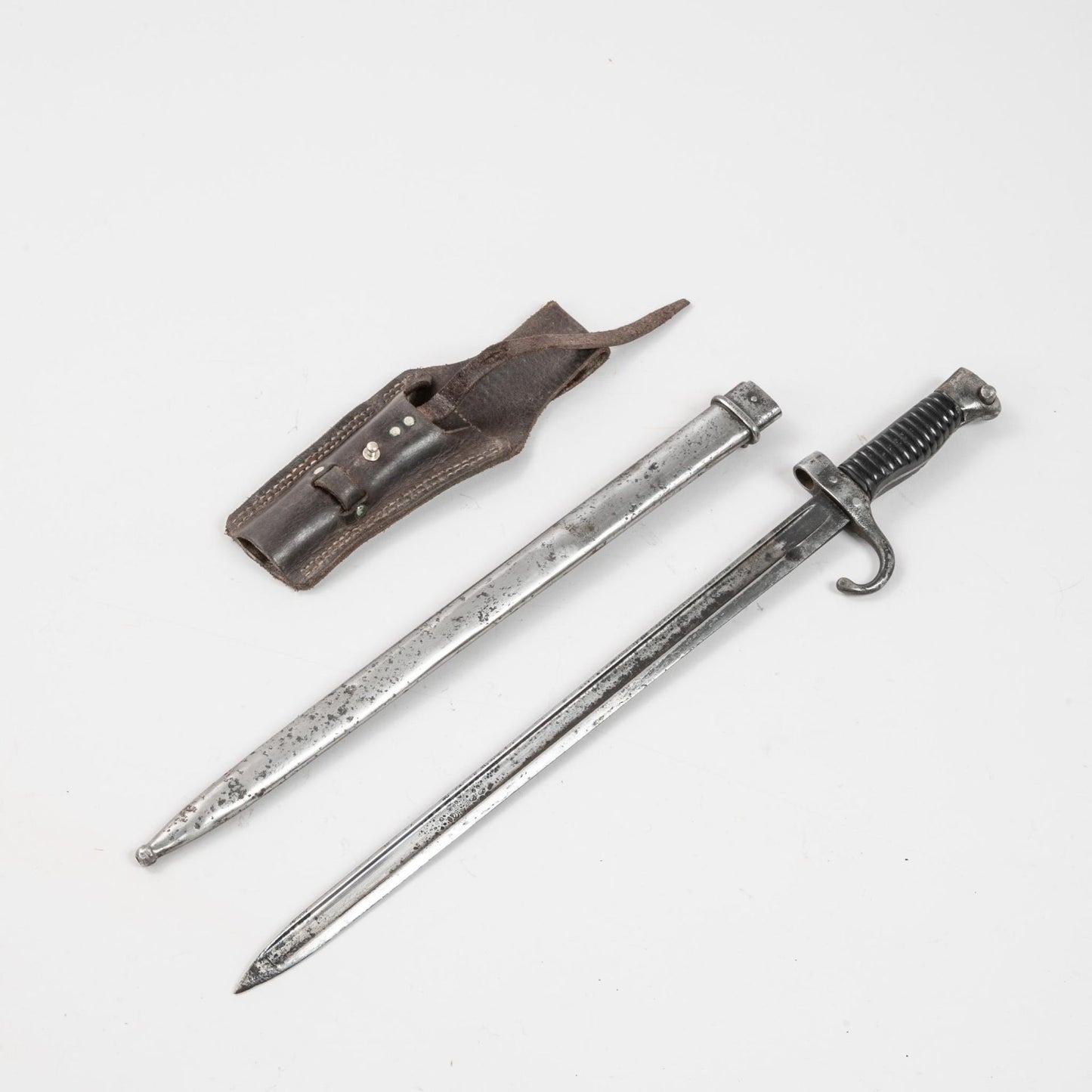 Baïonnette Modèle 1892 modifiée - Avec fourreau métallique et gousset cuir. Vue intégral baïonnette, son fourreau et son gousset individuellement.